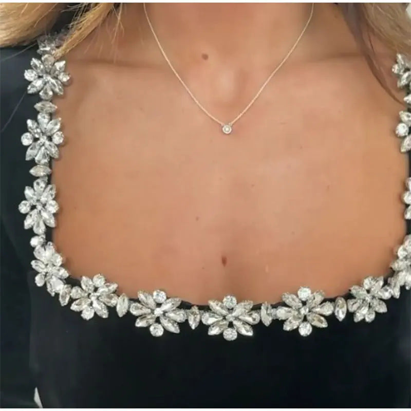 Détail strass floraux col carré robe soirée noire réveillon