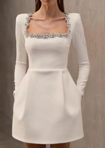 Robe blanche élégante à col carré avec strass floraux tendance 2027