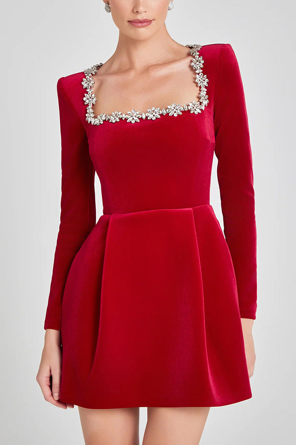 Robe de noel  rouge élégante à col carré avec strass floraux tendance 2027